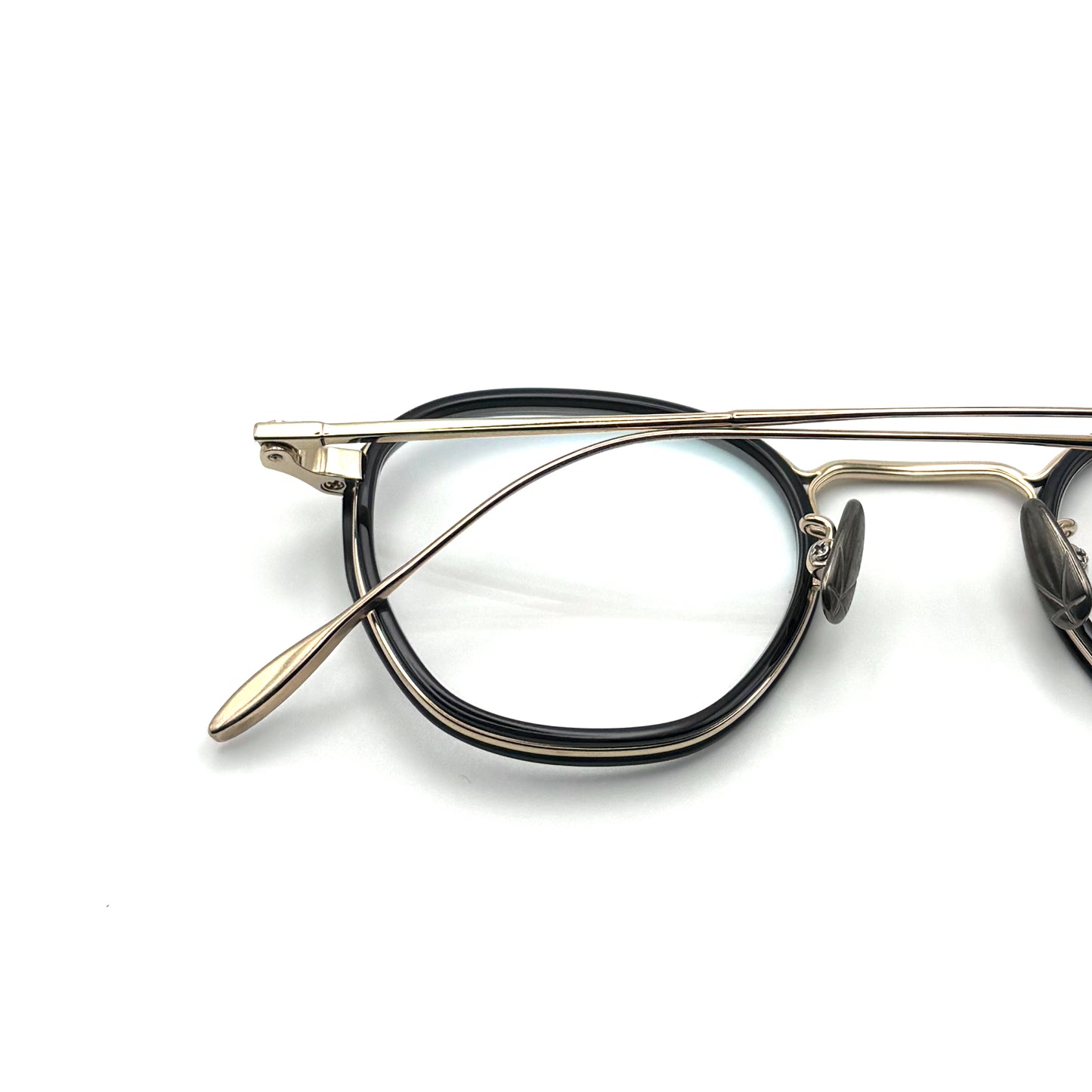 Yuichi Toyama F. Alfred (U-120) Col.01 — White Gold/Black